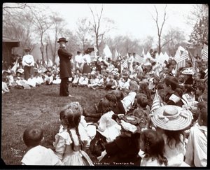 Kinder beobachten einen Unterhalter am Arbor Day im Tompkins Square Park, New York, 1904